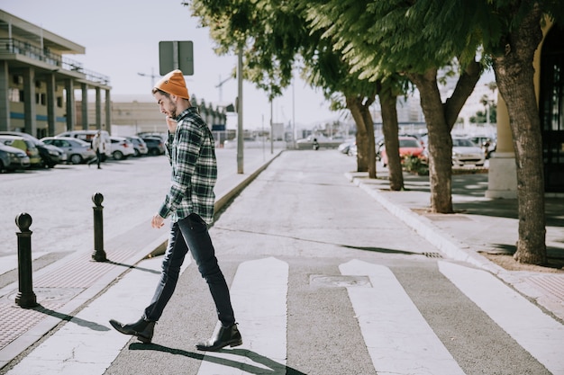 Pantaloni a vita bassa che camminano su strisce pedonali