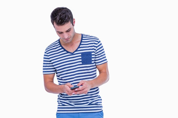 Pantaloni a vita bassa che manda un sms sullo smartphone