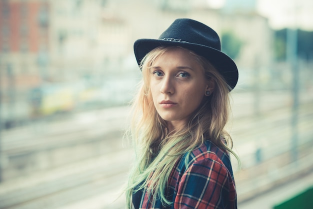 pantaloni a vita bassa della bella giovane donna dei capelli biondi