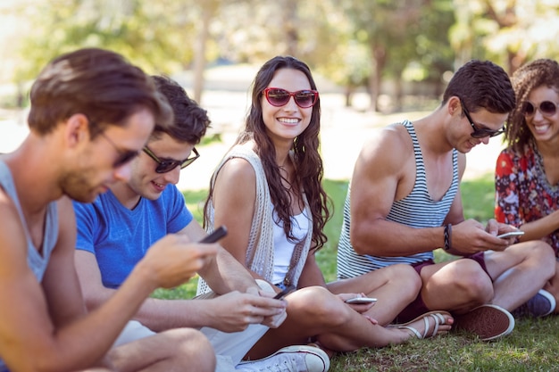 Pantaloni a vita bassa graziosi che sorridono nel parco