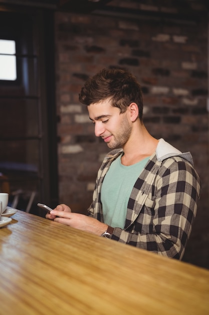 Pantaloni a vita bassa sorridenti che si siedono