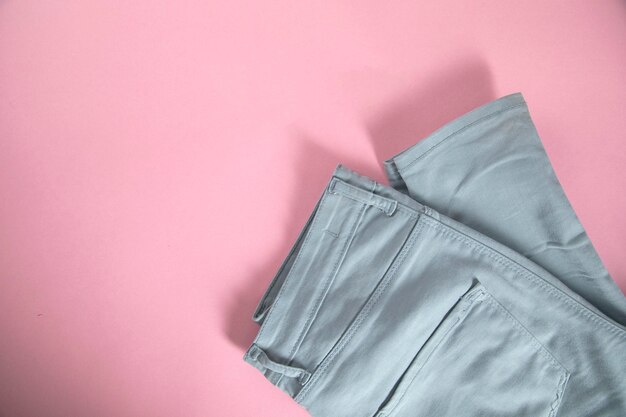 Pantaloni blu su sfondo rosa