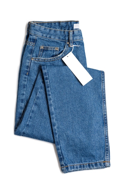 Pantaloni jeans blu e cartellino del prezzo isolati su sfondo bianco mockup copia spazio