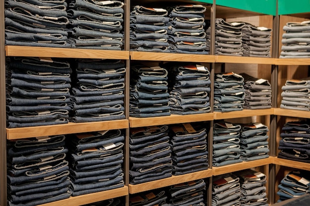 Pantaloni jeans sullo scaffale del negozio Blue jeans denim Collezione jeans impilati
