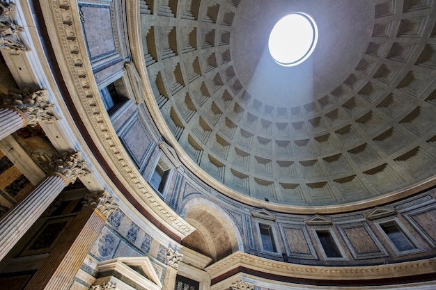 Pantheon a Roma, Italia al 16 luglio 2013. Il Pantheon fu costruito come tempio per tutti gli dei dell'antica Roma e ricostruito dall'imperatore Adriano circa 126 d.C.