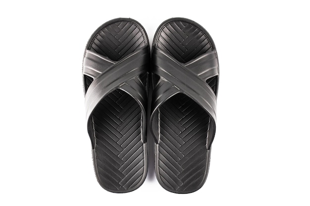 Pantofole in gomma nera su sfondo bianco Pantofole universali nere