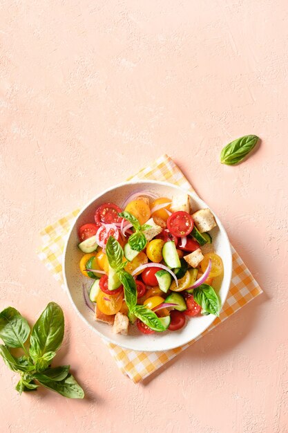 Panzanella toscana con pomodori e pane vista dall'alto