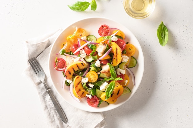 Panzanella toscana con pomodori e pane. Vista dall'alto.