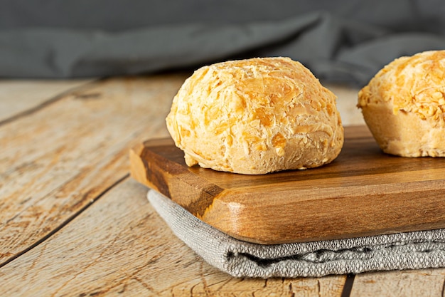 Pao de queijo un cibo tradizionale brasiliano fatto di pane chesse su tavola di legno e tagliere