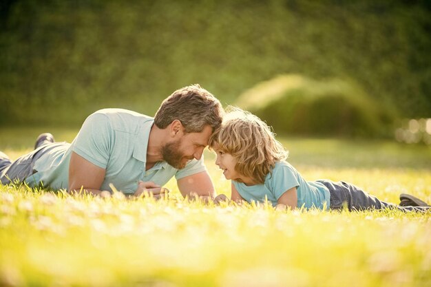 Papà adorabile con il bambino nel giorno d'estate genitorialità e paternità giorno del papà