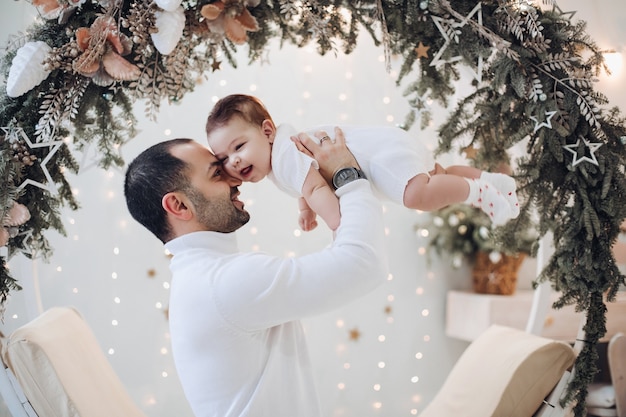 Papà amorevole felice che tiene sua figlia in braccio