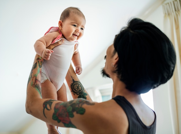 Papà asiatico che tiene il suo bambino con amore