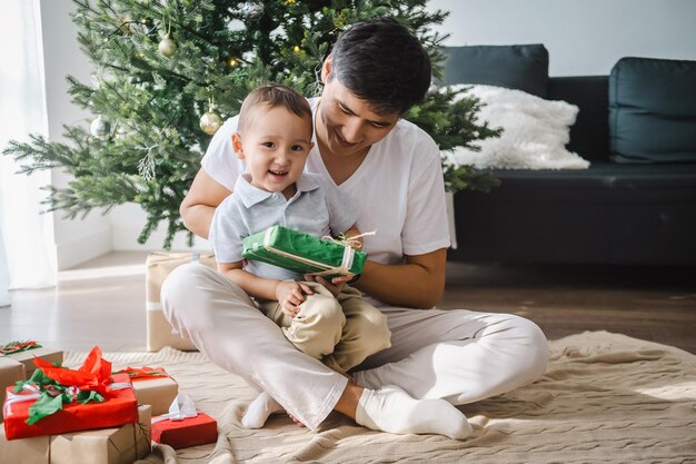 Papà asiatico con figlio che celebra il Natale nel soggiorno