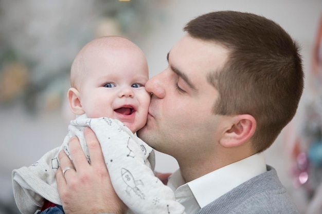 Papà bacia un bambino felice