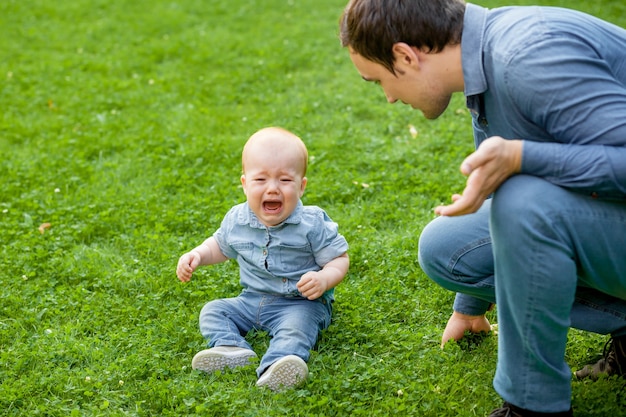 Papà calma il bambino che piange