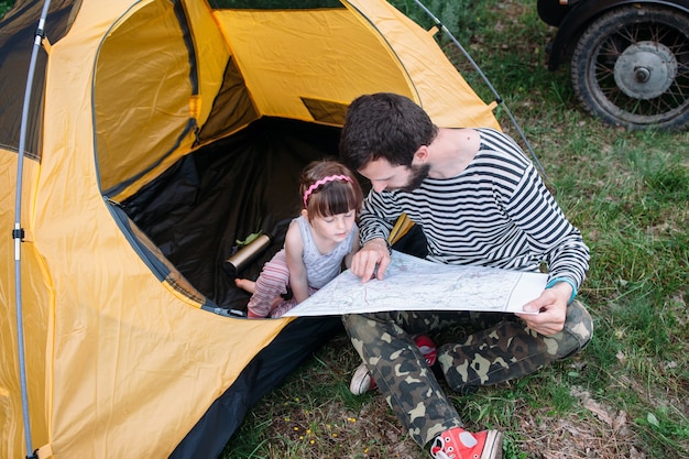 Papà che mostra la via della figlia sulla mappa