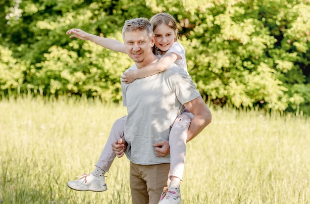 Papà che tiene piccola figlia