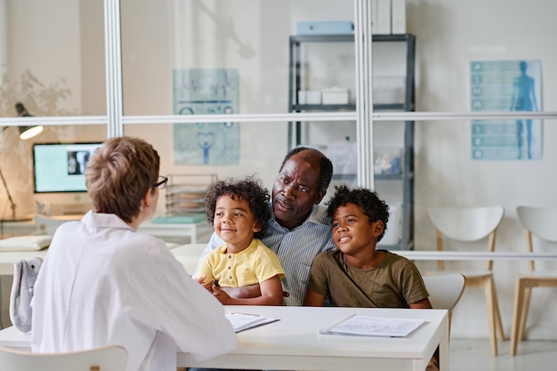 Papà con figli in visita dal dottore