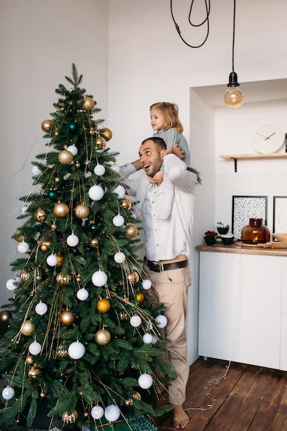 Papà con la figlia a Natale a casa