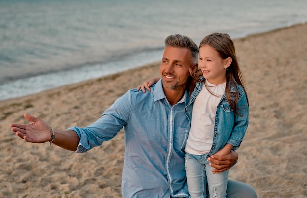 Papà con la figlia sulla spiaggia