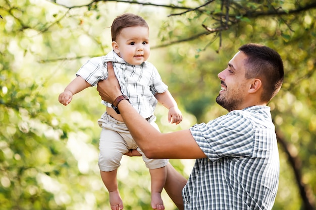 Papà con suo figlio nel parco