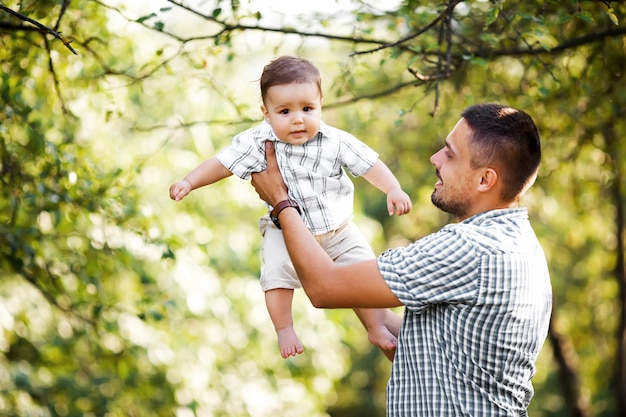 Papà con suo figlio nel parco