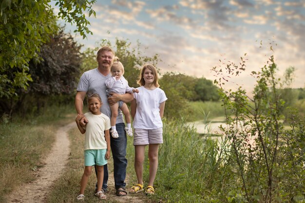 Papà con tre figli nella natura