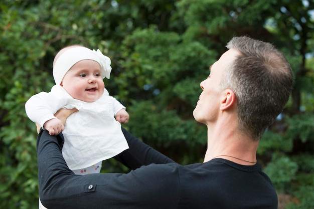 Papà con un bambino piccolo Padre con una figlia appena nata