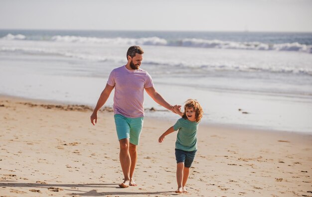 Papà e bambino che si godono il concetto all'aperto di vacanze sane e attività familiari
