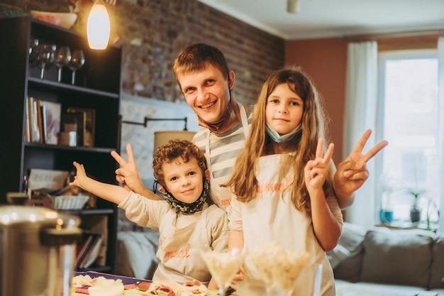 Papà e figli cucinano la pasta in una master class di gastronomia