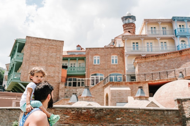 Papà e figlia camminando per le vecchie strade del centro di Tbilisi, capitale della Georgia Architettura nella Città Vecchia di Tbilisi in una giornata di primavera