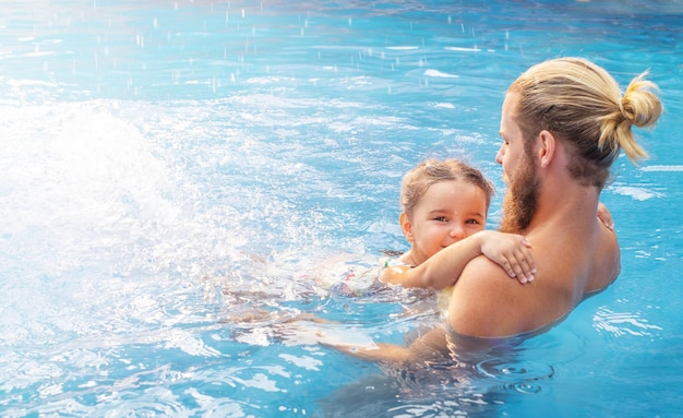 Papà e figlia che spruzzano