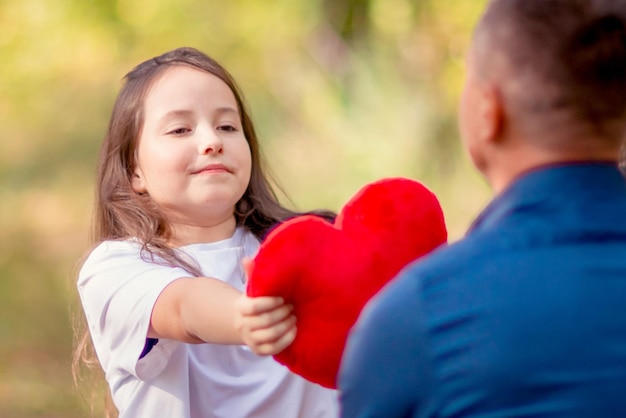 Papà e figlia con un cuore rosso Festa del papà