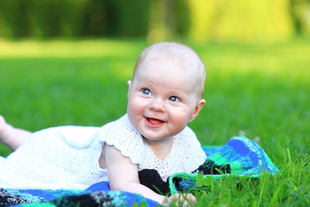 Papà e figlia nel parco.