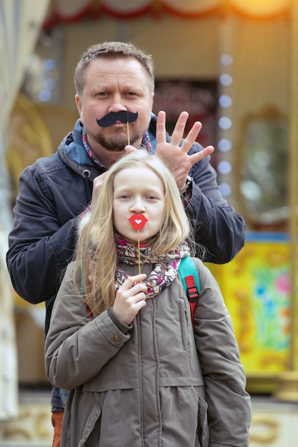 Papà e figlia si divertono sullo sfondo della giostra francese a Parigi