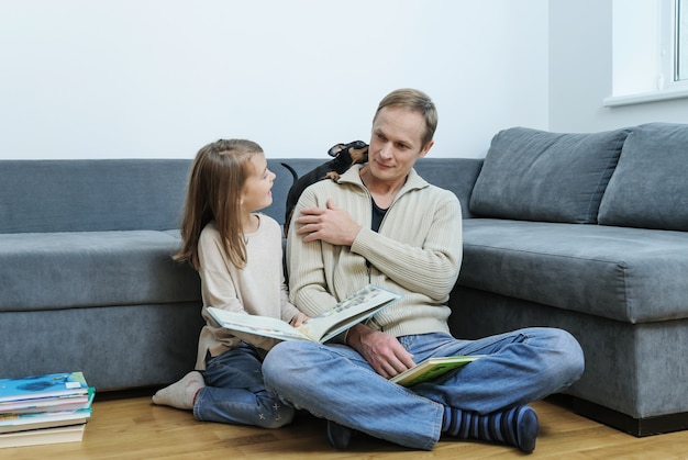 Papà e figlia stanno leggendo libri