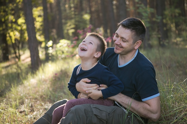 Papà e figlio che giocano