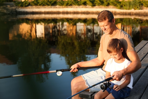 Papà e figlio che pescano insieme nella giornata di sole