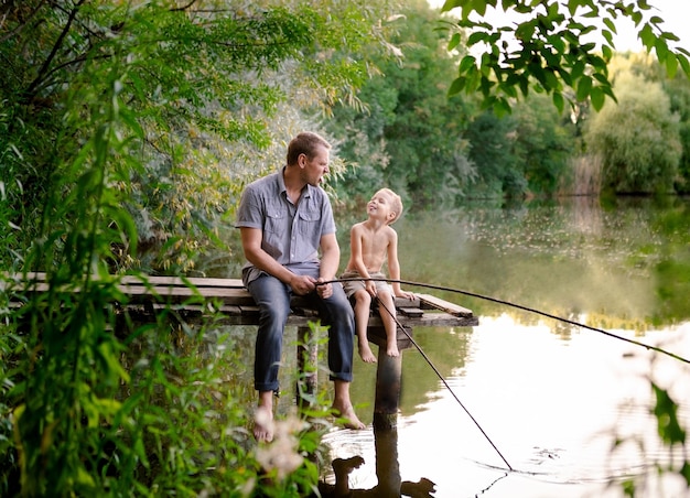 Papà e figlio che pescano su un lago