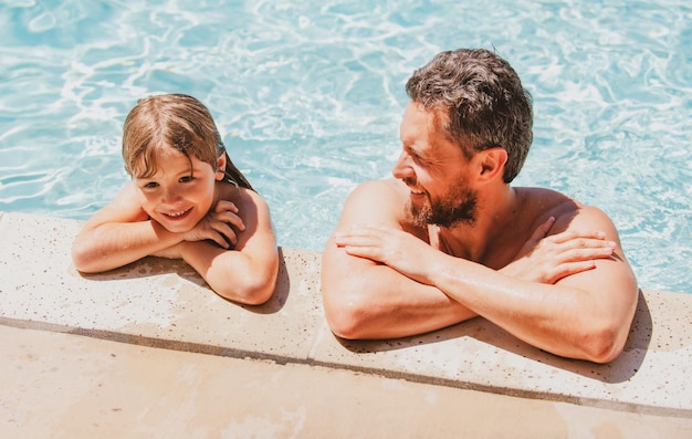 Papà e figlio che si divertono durante le vacanze estive Festa in piscina Famiglia che gioca in piscina