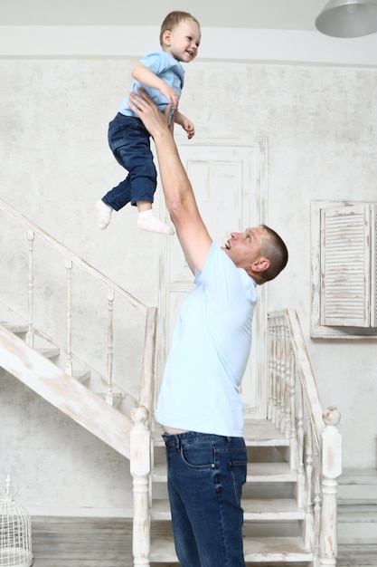 Papà e figlio Festa del papà Il padre solleva il figlio a debita distanza Famiglia Felicità