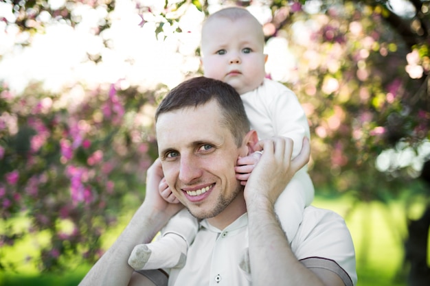 Papà e figlio insieme in natura