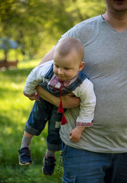 Papà e figlio nel parco