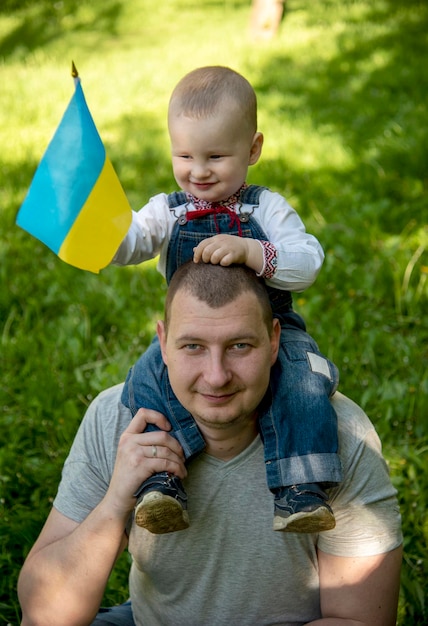 Papà e figlio nel parco