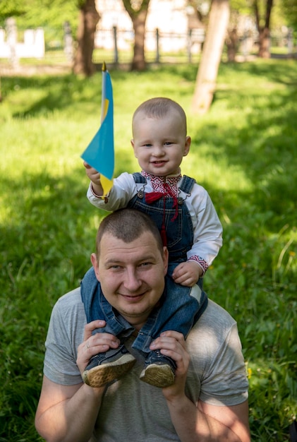 Papà e figlio nel parco