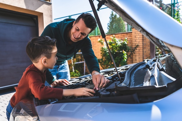 Papà e figlio riparano un'auto