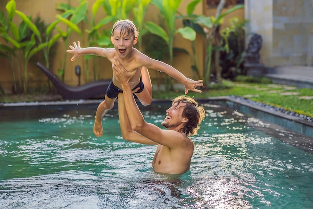 Papà e figlio si divertono in piscina