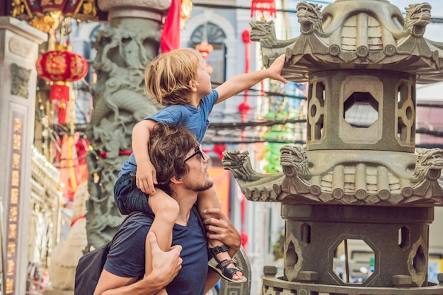 Papà e figlio sono turisti per strada in stile portoghese Romani a Phuket Town. Chiamato anche Chinatown o la città vecchia. Viaggiare con il concetto di bambini