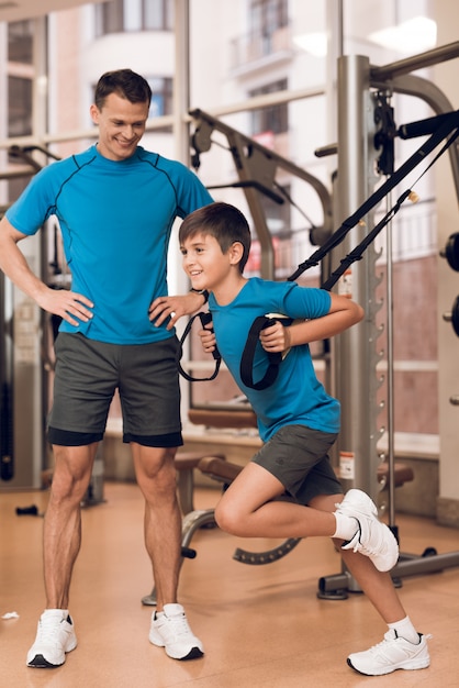 Papà e figlio sono venuti in palestra per essere in forma