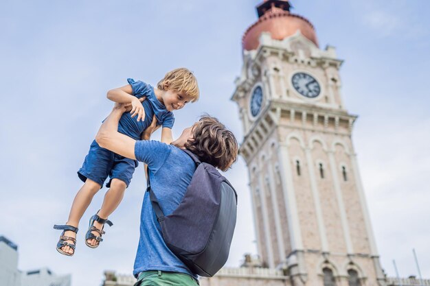 Papà e figlio sullo sfondo del Sultan Abdul Samad Building a Kuala Lumpur, Malesia. Viaggiare con il concetto di bambini